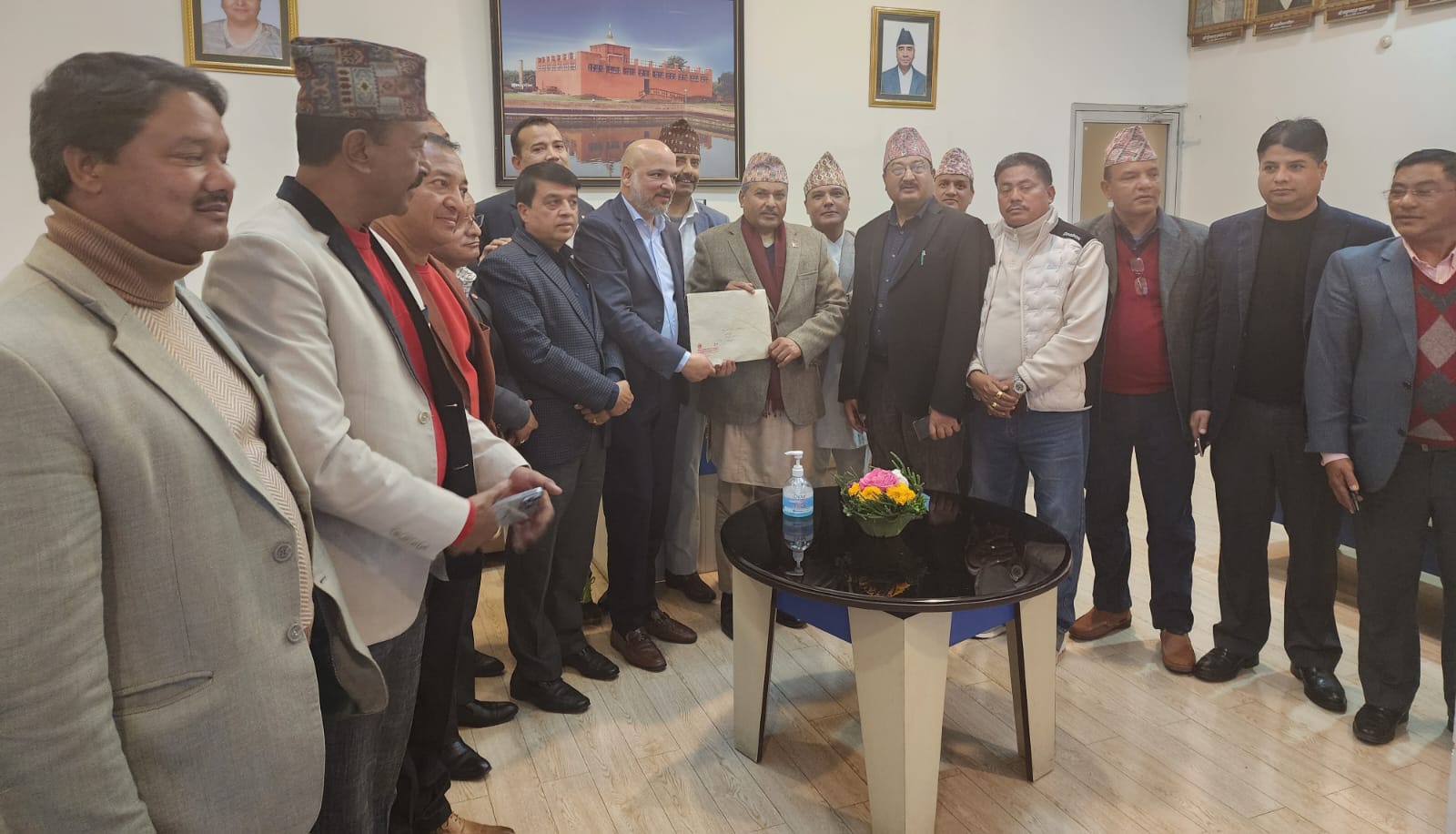महासंघ पदाधिकारीले भेटे गभर्नर, अर्थतन्त्रलाई गति दिन विशेष पहलको आग्रह