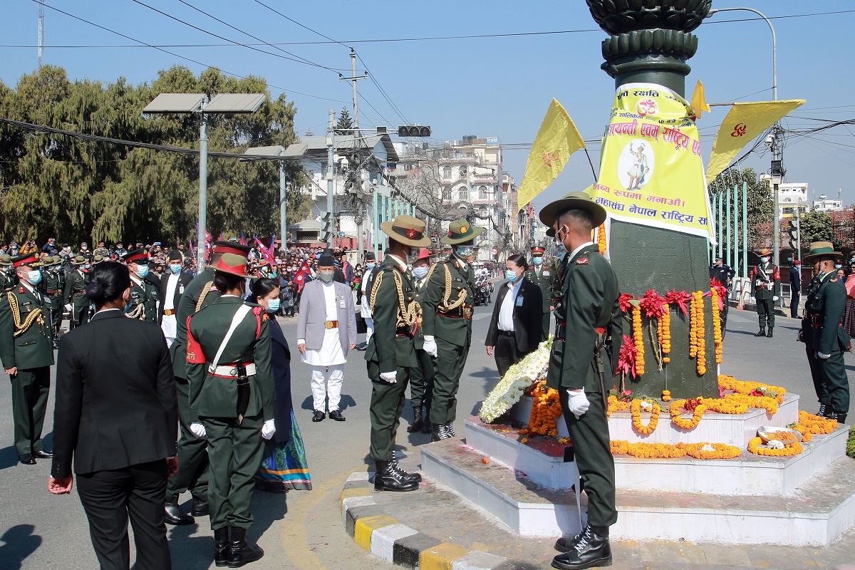 पृथ्वीनारायणको शालिकमा राष्ट्रपति भण्डारीले अर्पिइन् माला [तस्बिरहरू]