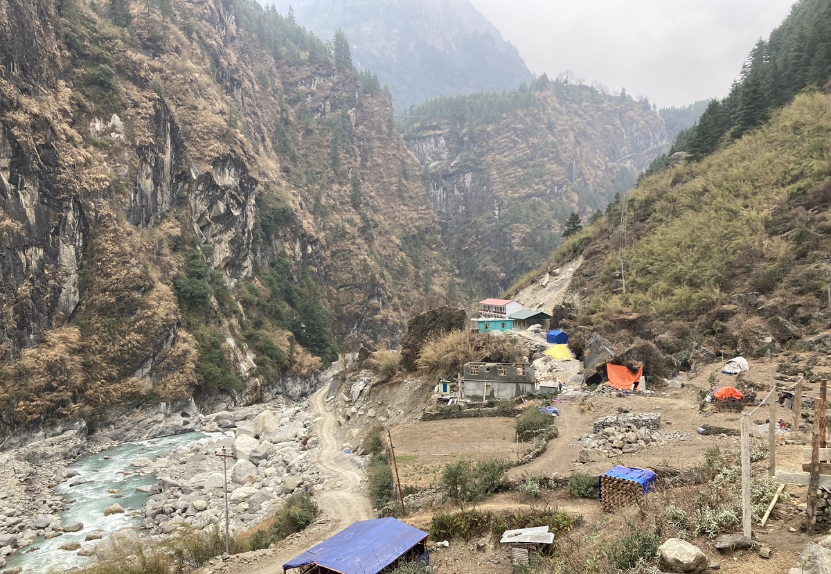 सहज छैन हिमाली जिल्ला मनाङको सडक