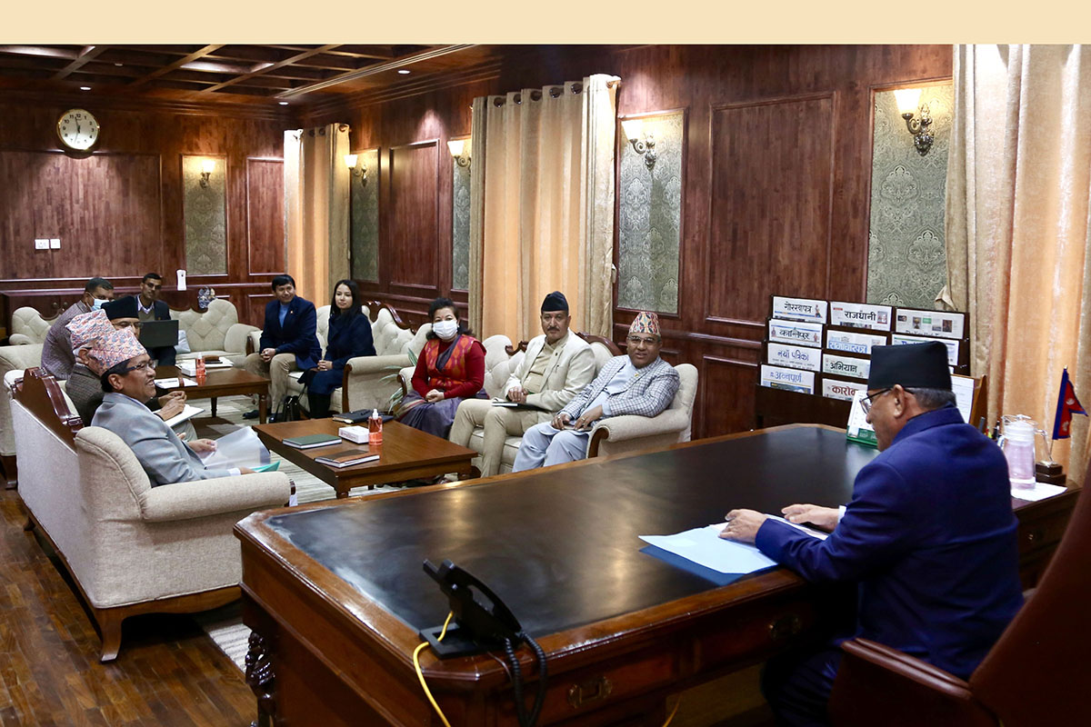 अख्तियारका आयुक्तहरुसँग भेटे प्रधानमन्त्रीले
