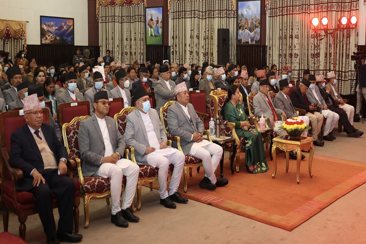 शीतलनिवासमा नयाँ सांसदलाई खुवाइँदै रात्रिभोज