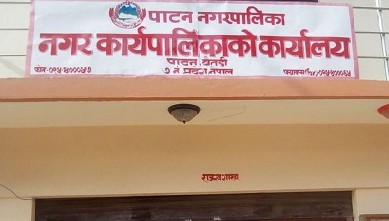 अनधिकृत संरचनामा डोजर चलाउँदै पाटन नगरपालिका