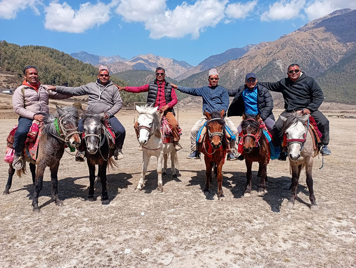 घोडचढीमा रमाउँदै आन्तरिक पर्यटक