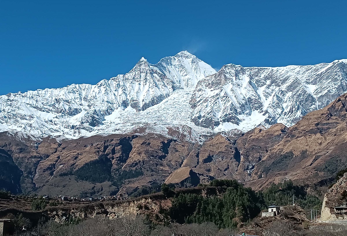 मुस्ताङमा हिमपात नभएपछि हिमालमा हिउँ पातलिंदै। तस्बिर/रासस