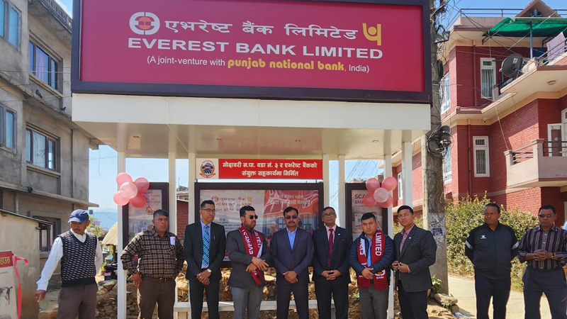 एभरेष्ट बैंकले ललितपुरमा उद्घाटन गर्‍यो सोलार बस स्ट्यान्ड 