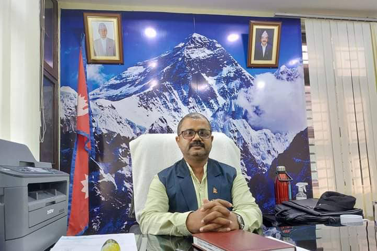 प्रदेश १ का स्वास्थमन्त्रीले कार्यकक्षबाट हटाए राष्ट्रपति र प्रधानमन्त्रीको तस्बिर