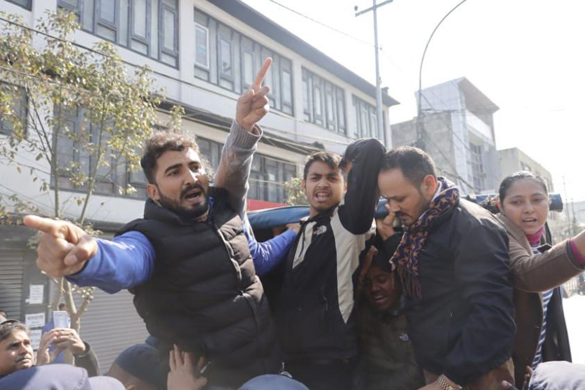 निर्वाचन आयोग घेर्न पुगेका ७ जना पक्राउ