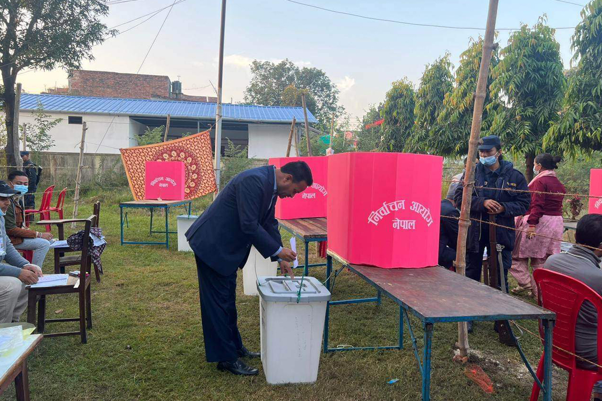 पिपिरी मतदान केन्द्रबाट मन्त्री अथकले गरे पहिलो मतदान