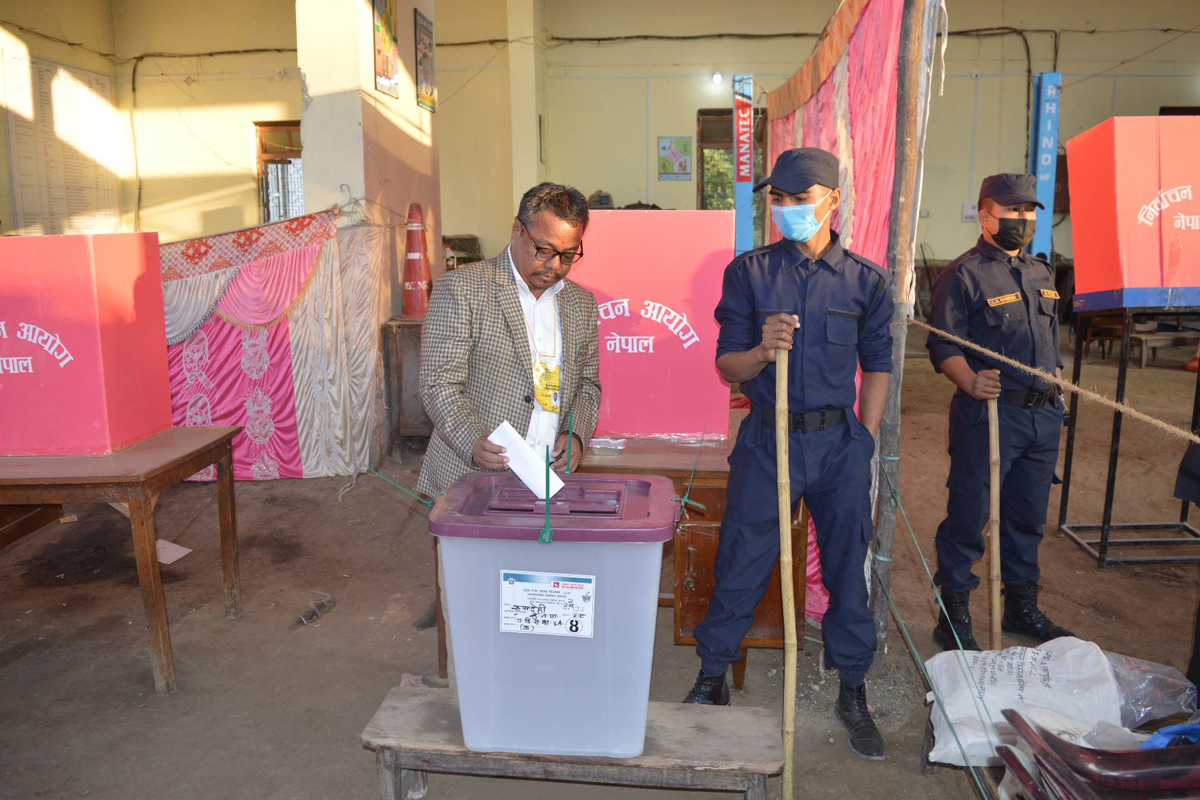 रुपन्देही २ मा गठबन्धनका केशवले गरे मतदान