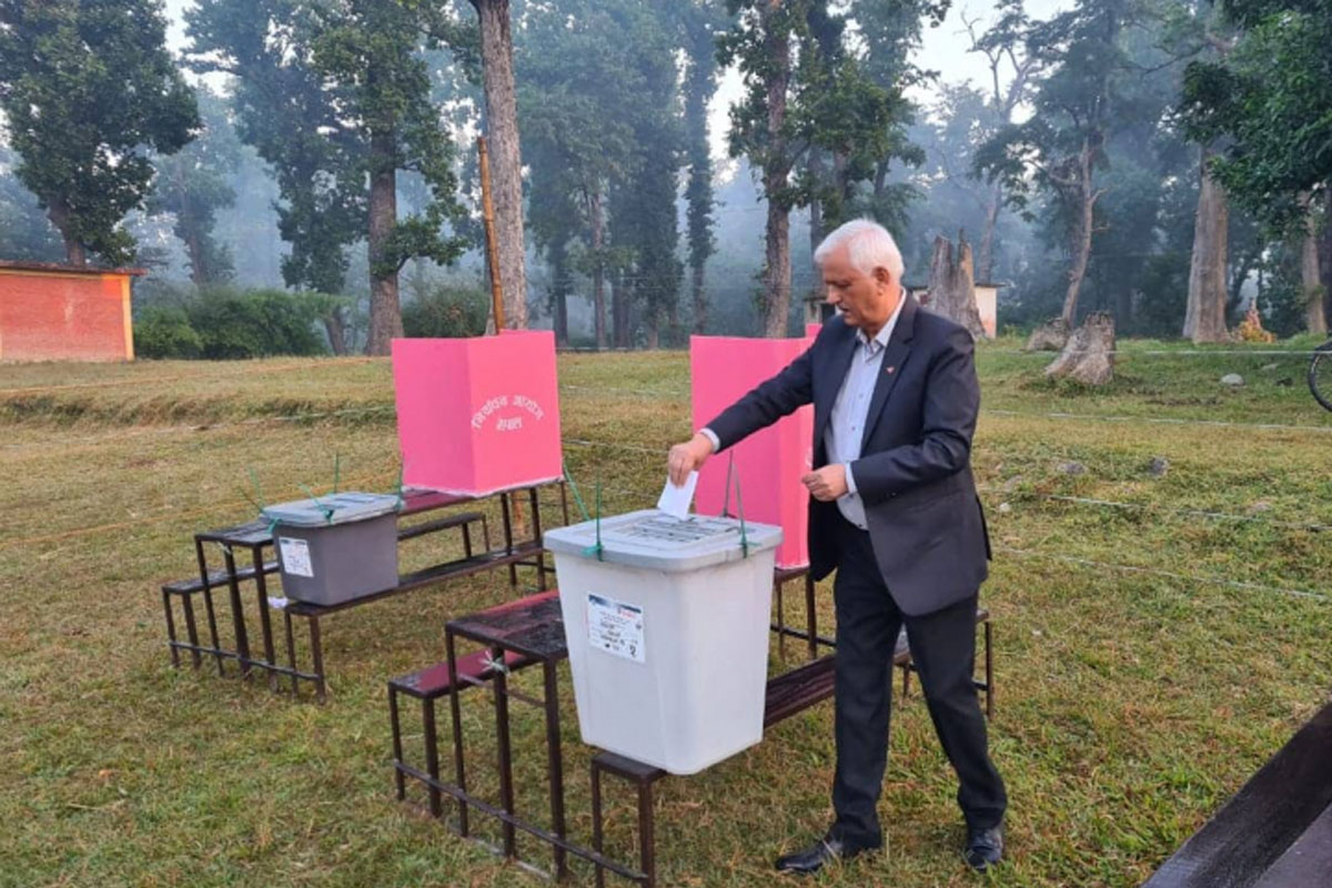 लेखराज भट्टले गरे मतदान