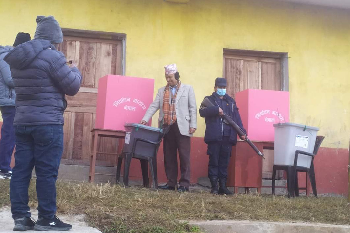 अछामको चन्दोदयबाट भीम रावलले गरे मतदान