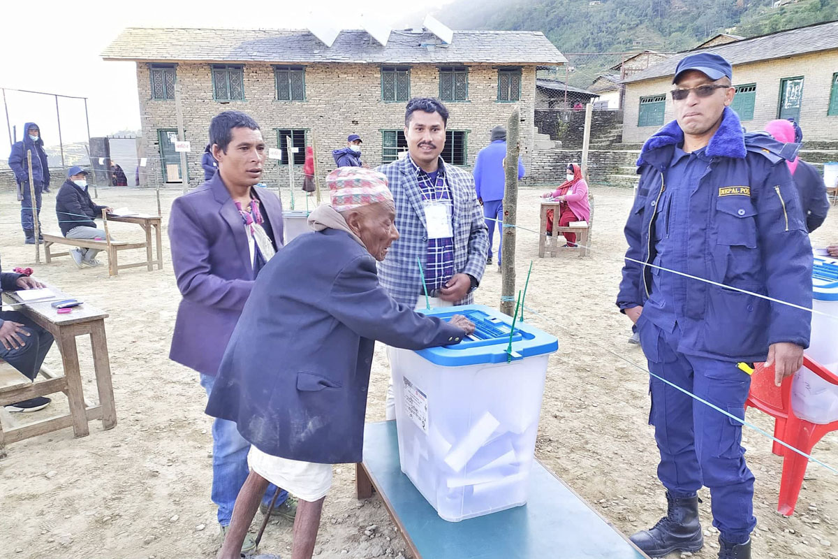 म्याग्दीमा १०७ वर्षीय वृद्धले गरे मतदान