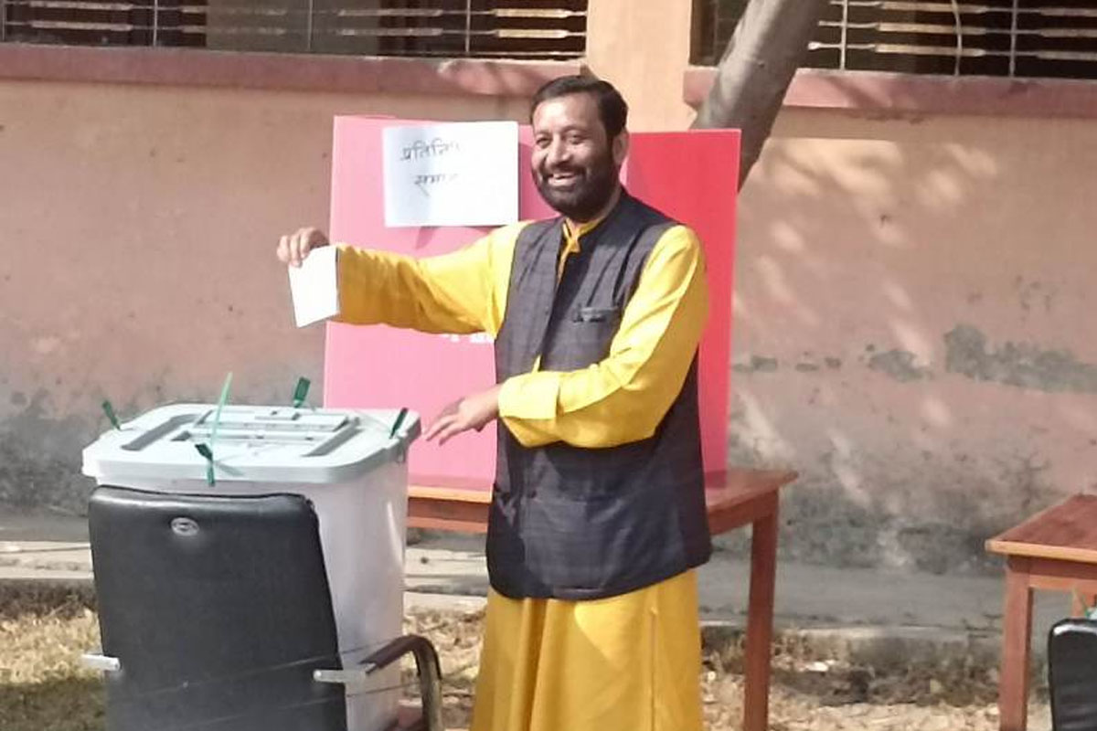 कांग्रेस नेता विमलेन्द्र निधिले गरे मतदान