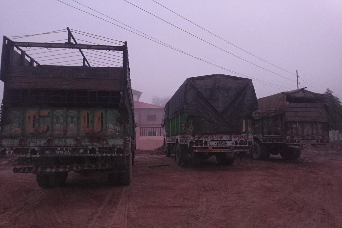 मुख्यमन्त्री केसीको निर्देशनमा निर्वाचन आचार संहिता नसकिँदै बुटवलबाट रातारात दाङ लगियो सामान
