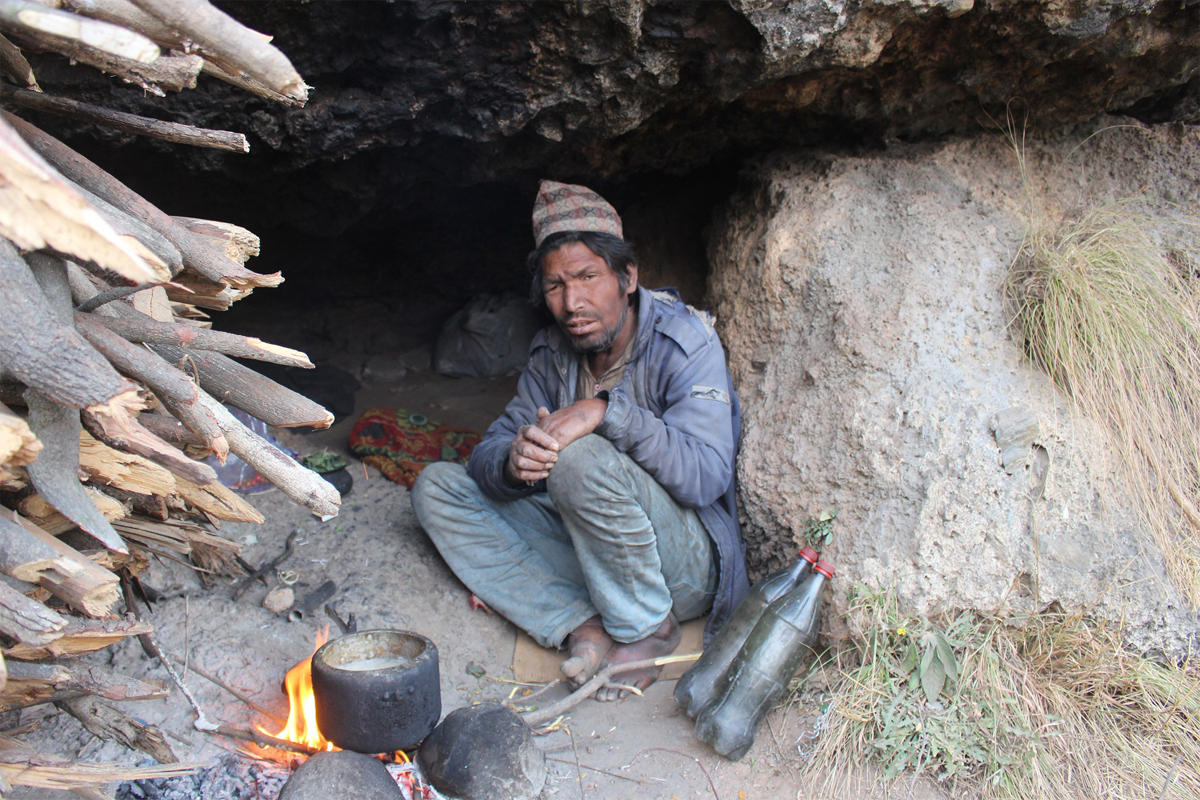 परिवारले हेला गरेपछि एक वर्षदेखि ओढारको बास