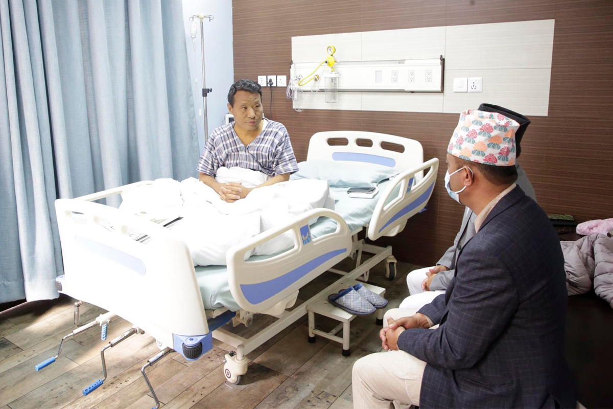 वर्षमान पुनलाई भेट्न अस्पताल पुगे सभामुख