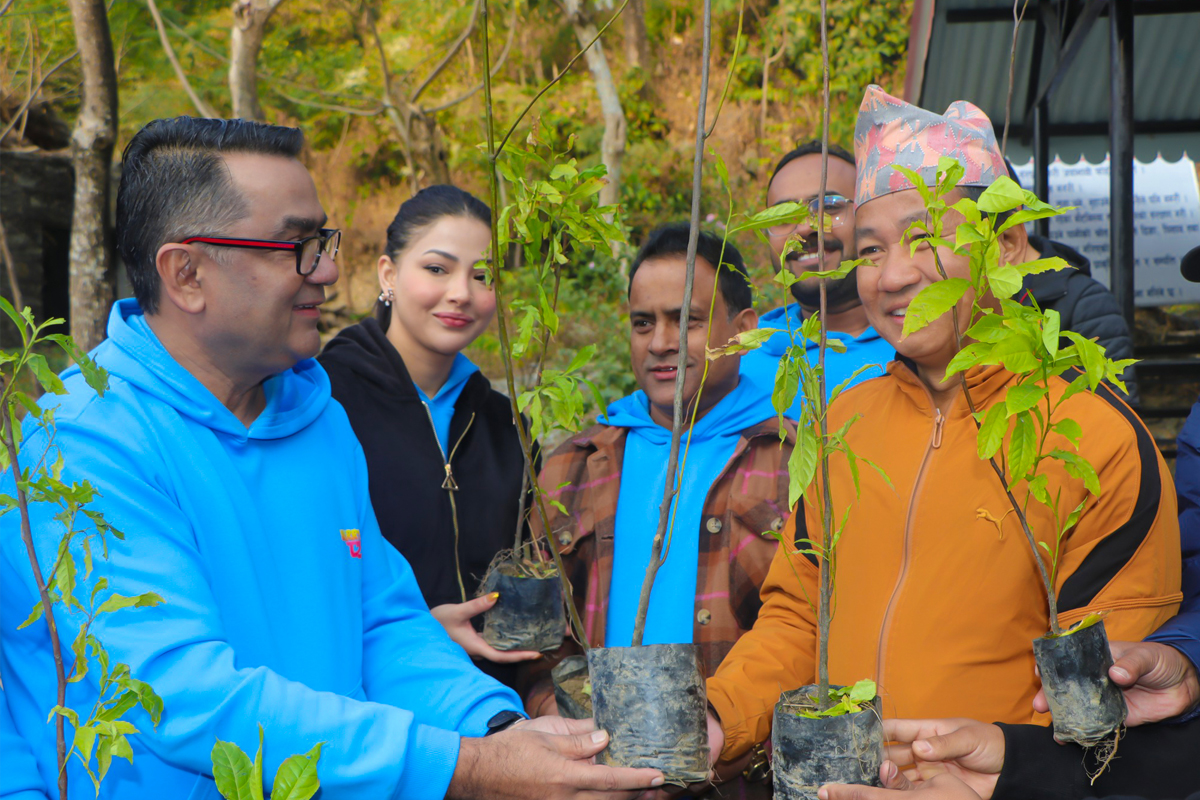 फिल्मको टिमले धरानका मेयरलाई दियो रुद्राक्षका बिरुवा