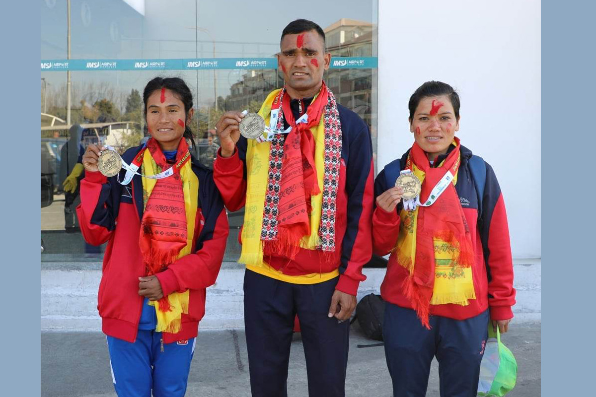 पदक विजेता एथलेटिक्स टोली स्वदेश फर्कियो
