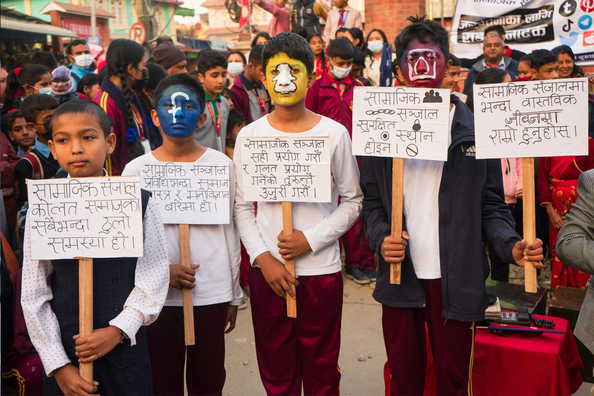 सामाजिक सञ्जाललाई विषय बनाएर सडक नाटक मञ्चन