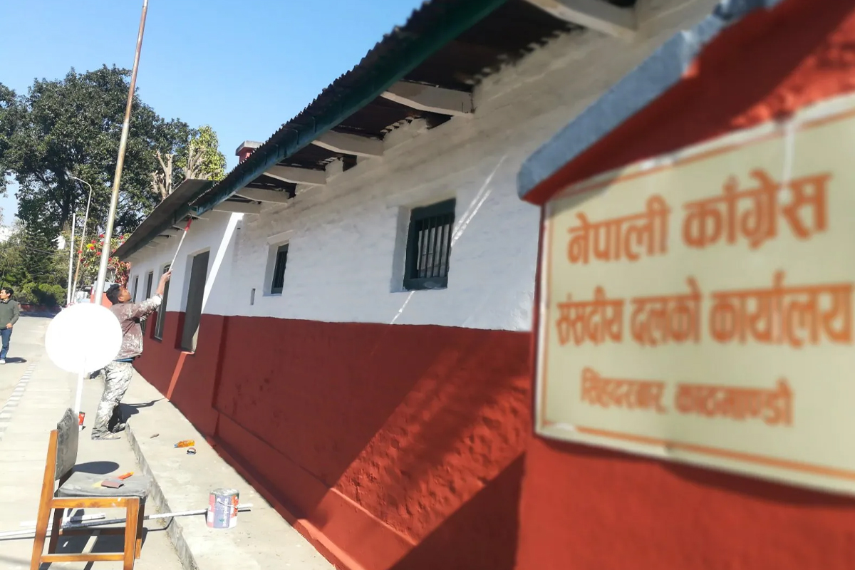 निर्वाचनको परिणाम आएसँगै राजनीतिक दलका कार्यालयमा रङ्गरोगन गरिँदै