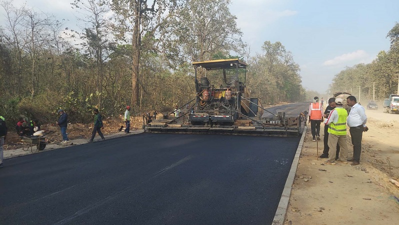 कावासोती क्षेत्रमा सडक कालोपत्रे गरिंदै