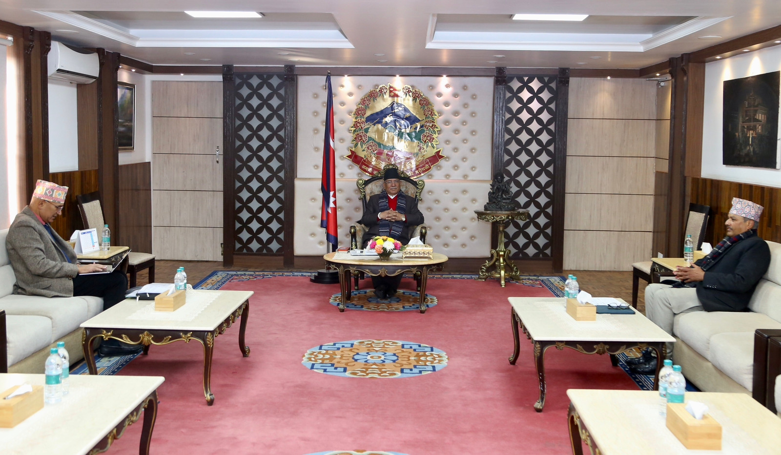 अर्थतन्त्रलाई उँभो लगाउन अर्थमन्त्री र गभर्नरसँग प्रधानमन्त्रीको परामर्श