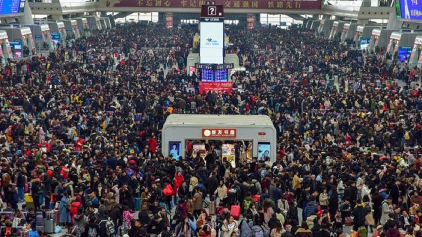 कोभिडबीच नयाँ वर्ष मनाउन चीनको वुहानमा हजारौँको भेला