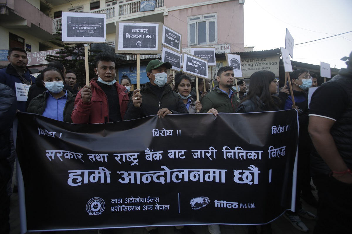 सडकमा निस्किए अटो व्यवसायी, आयात फुकुवा गरे पनि आन्दोलन जारी