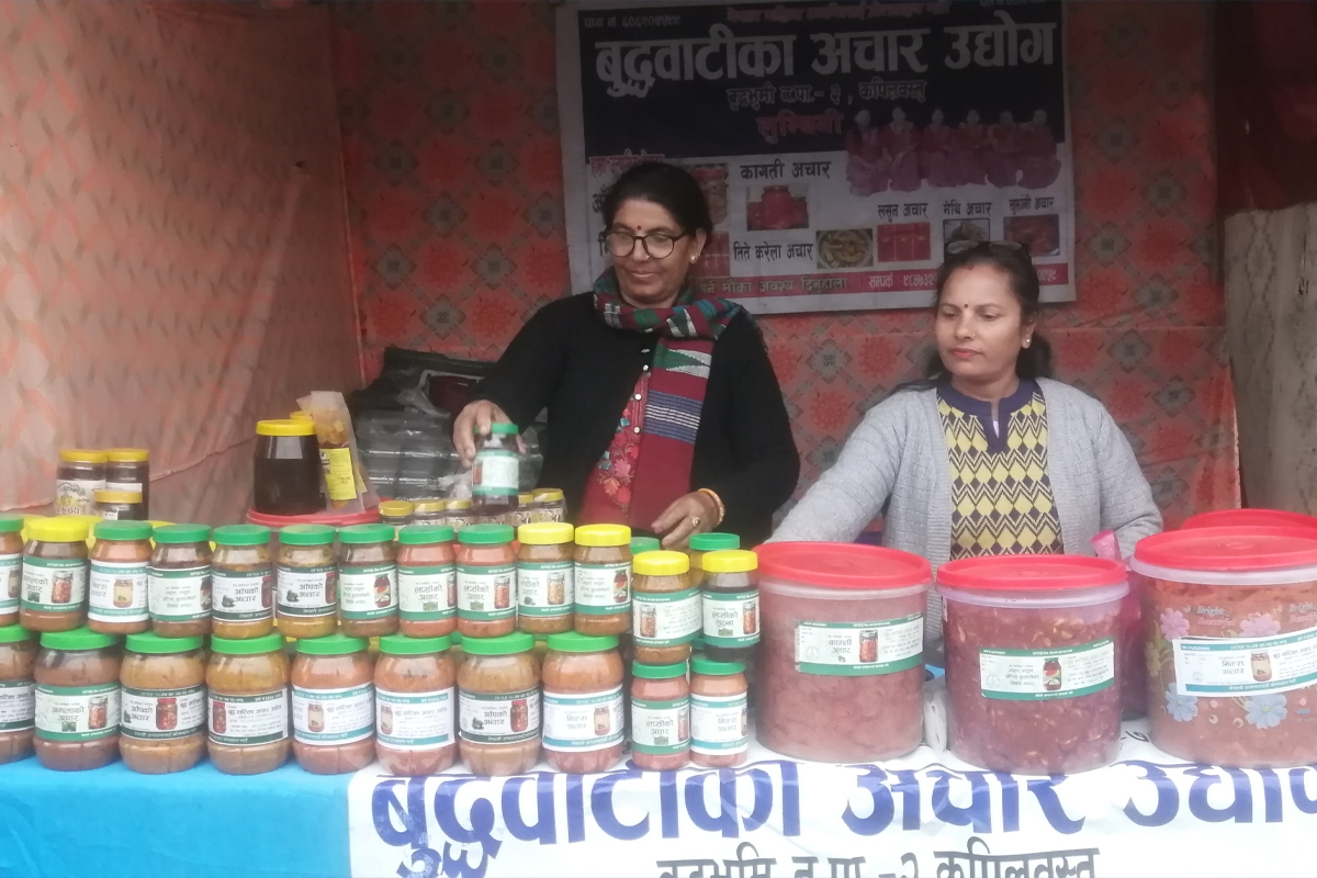 अनेक स्वादका अचार बेचेर आम्दानी गर्दैछन् बुद्धभूमिका महिला