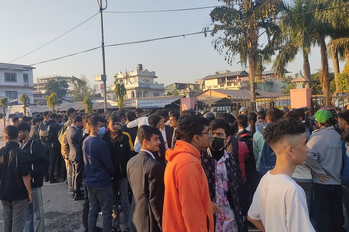 शिक्षकले यौन दुर्व्यवहार गरेपछि अरोमा कलेजका विद्यार्थी न्याय माग्दै सडकमा