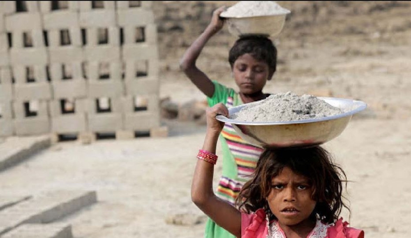 श्रम गर्न बाध्य बालिकाहरू