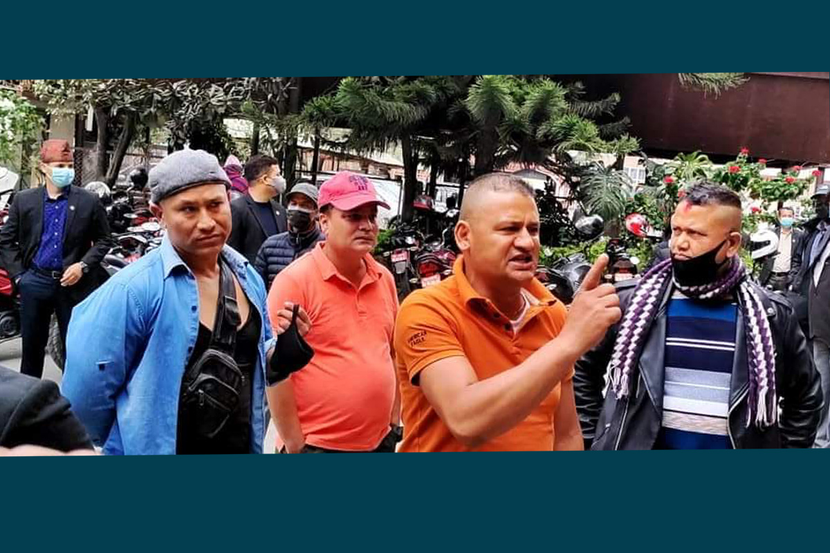 बार परिसरमै वकिललाई कालो कोट च्यात्‍ने धम्की दिने यी को हुन्? [भिडियोसहित]