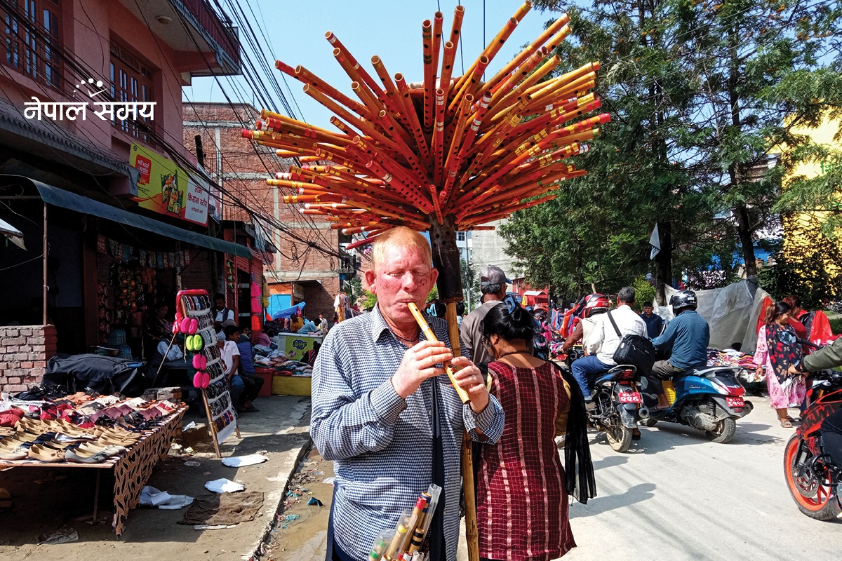 इन्द्रचोकमा धुन सुनाउँदै बाँसुरी बेच्ने बिन्दा