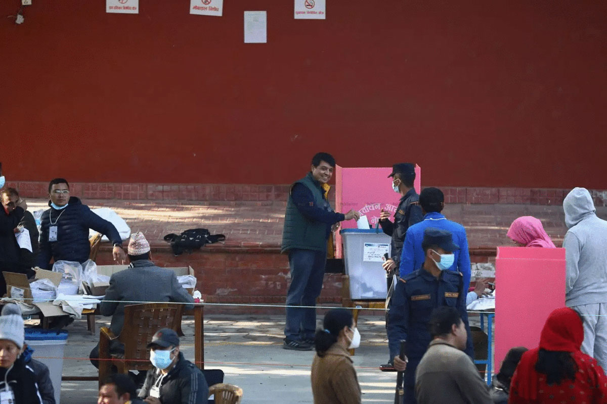 उद्योगी–व्यवसायीले पनि गरे उत्साहका साथ मतदान, आर्थिक समृद्धिको अपेक्षा