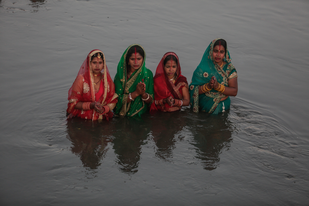 बागमती नदीबाट अस्ताउँदो सूर्यलाई अर्घ्य [फोटो फिचर]