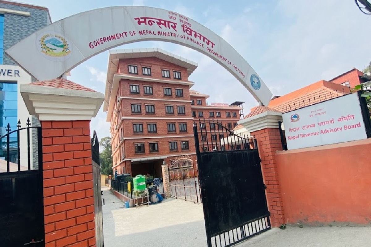 १३ प्रतिशतले घट्यो व्यापार घाटा, ३६ प्रतिशत खस्कियो निर्यात
