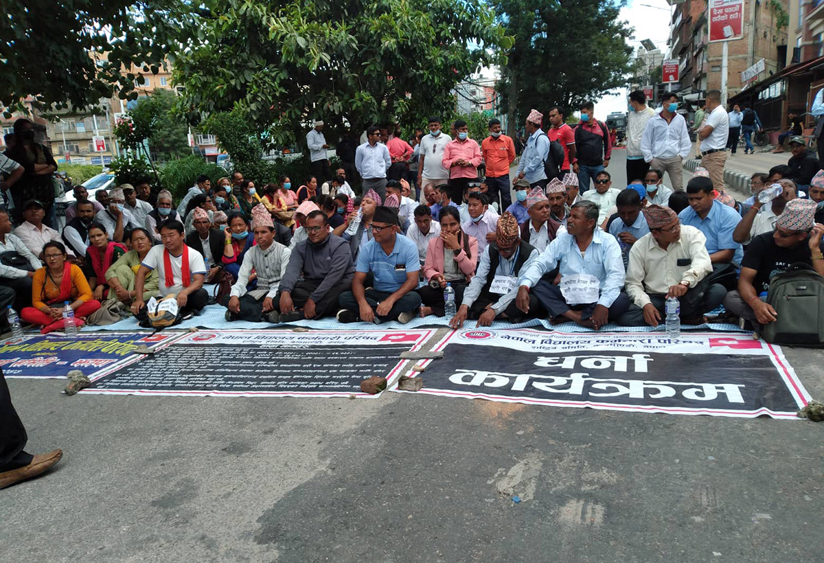 ४० हजार पियन र लेखापालको व्यथा कसले सुन्ने?