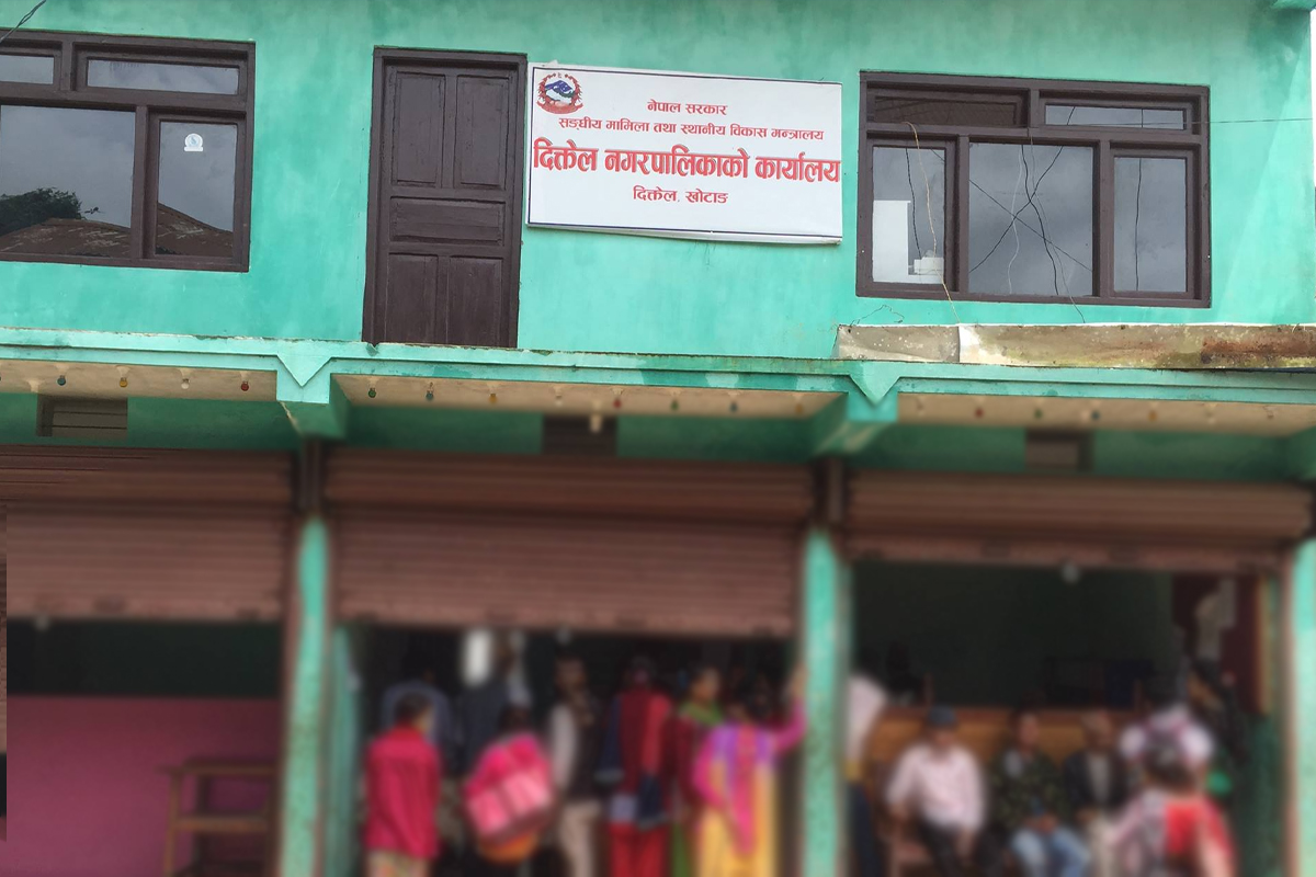 काम नगर्ने ठेकेदारको एक्स्काभेटर दिक्तेल नगरको नियन्त्रणमा