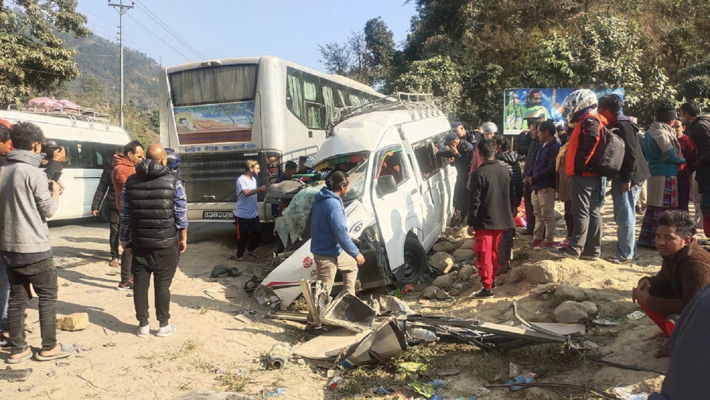 धादिङमा बस र माइक्रोबस ठोक्किदा एकको मृत्यु, १७ घाइते