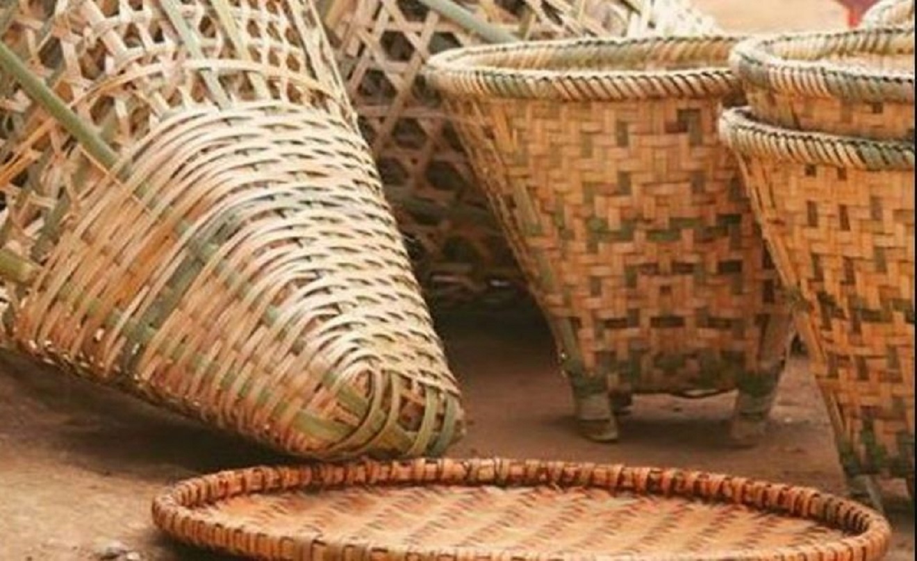 व्यापारीका लागि डस्टबिन बनेका छन् बाँसका डोका