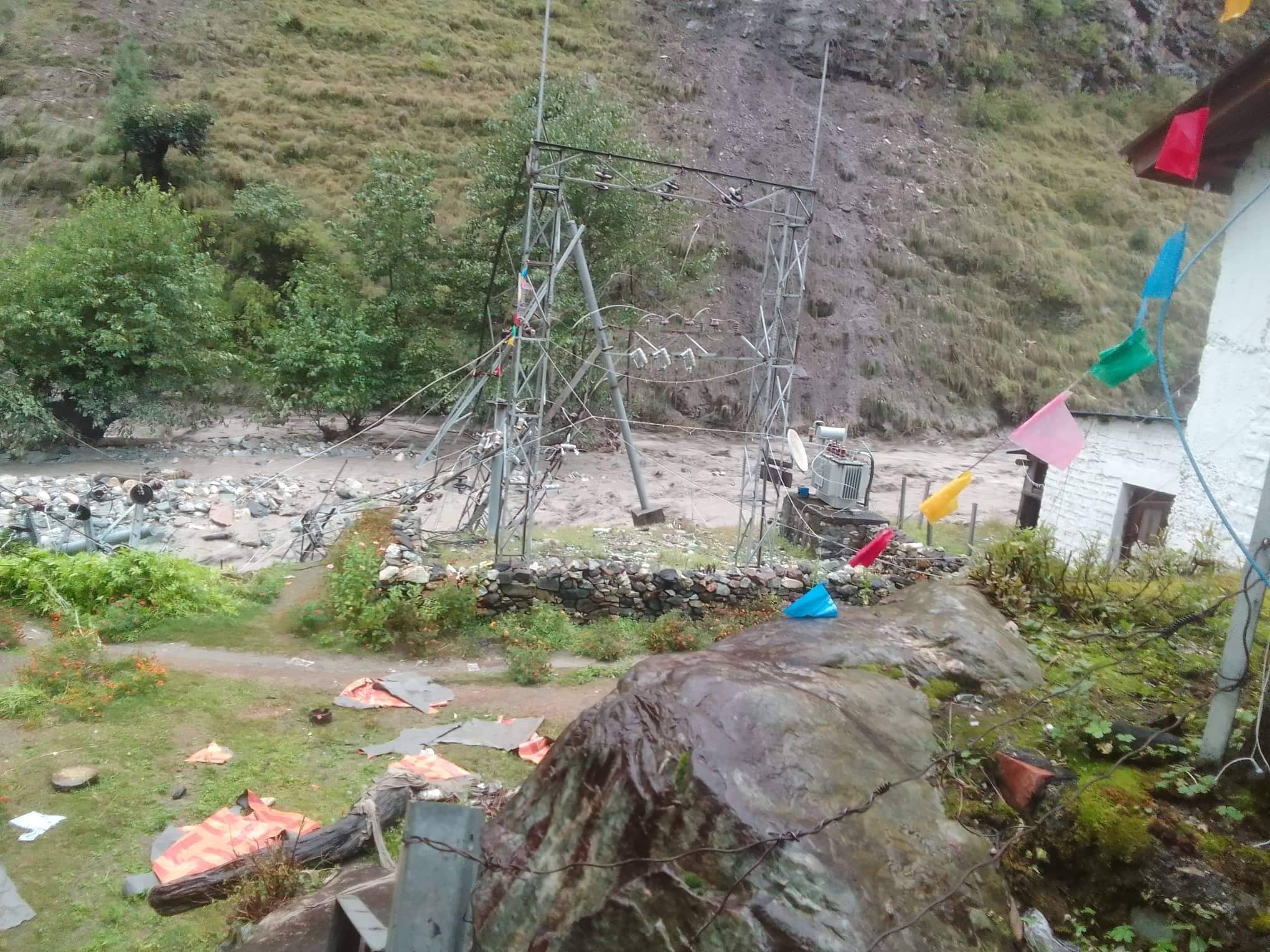 जलविद्युत् केन्द्रमा बाढीले क्षति पुर्‍याउँदा मुगु बिजुलीविहीन