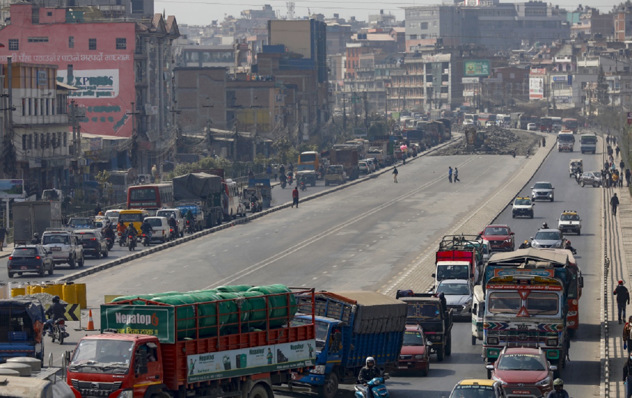 ग्वार्कोमा फ्लाईओभर निर्माणको काम, सडकमा बढ्यो जाम