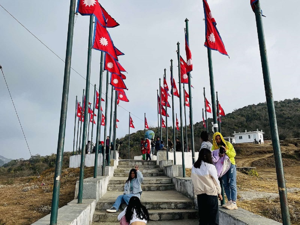 आन्तरिक पर्यटकले भरिभराउ हुन थाल्यो गुफाडाँडा जलवायु उद्यान
