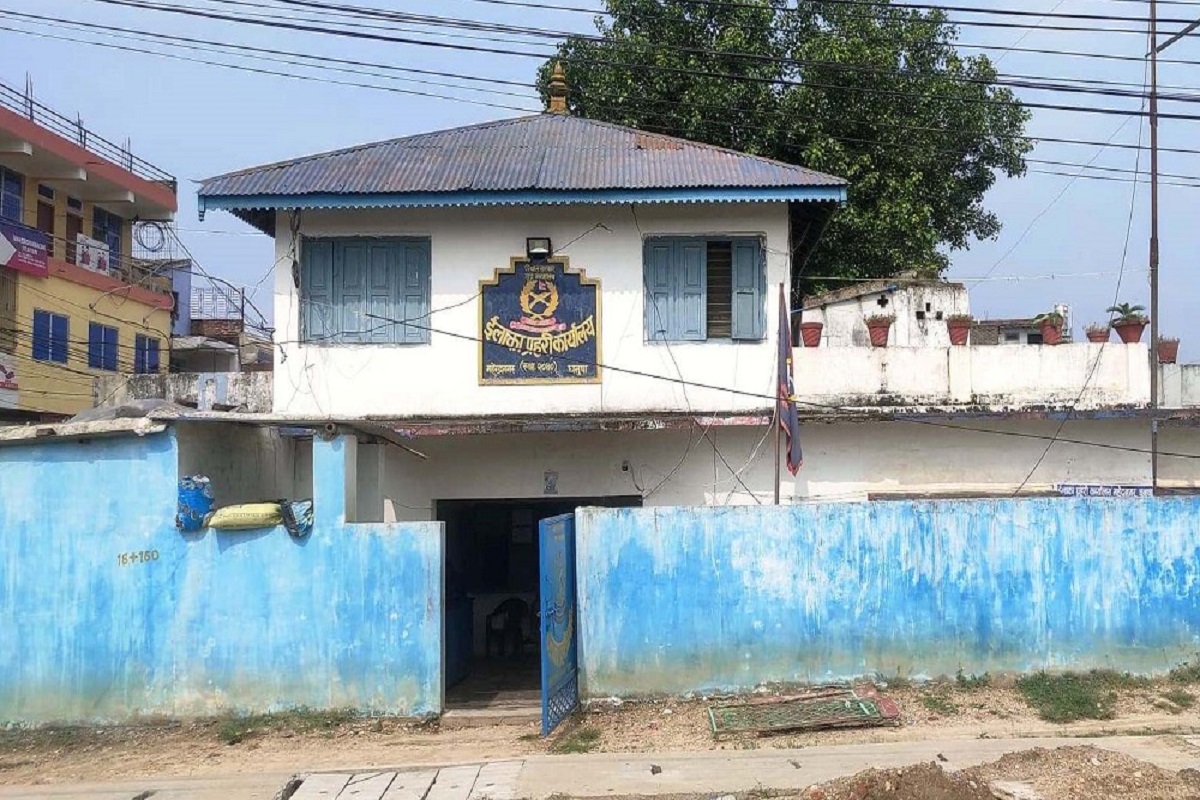 हिरासत कक्षबाटै ६ थुनुवा भागेपछि जिल्ला प्रहरी कार्यालय धनुषा तानिए सुरक्षाकर्मी