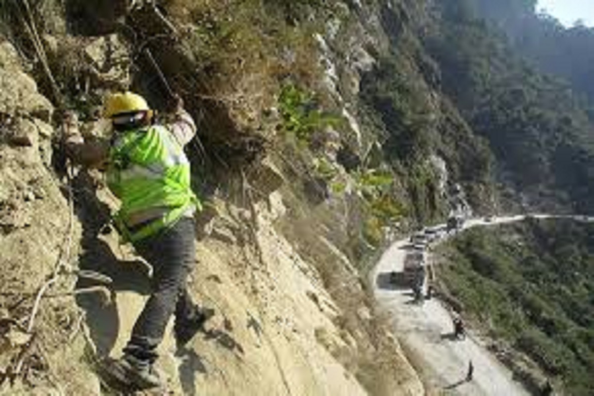 थालिँदै सिद्धबाबामा सुरुङ मार्ग निर्माण प्रक्रिया