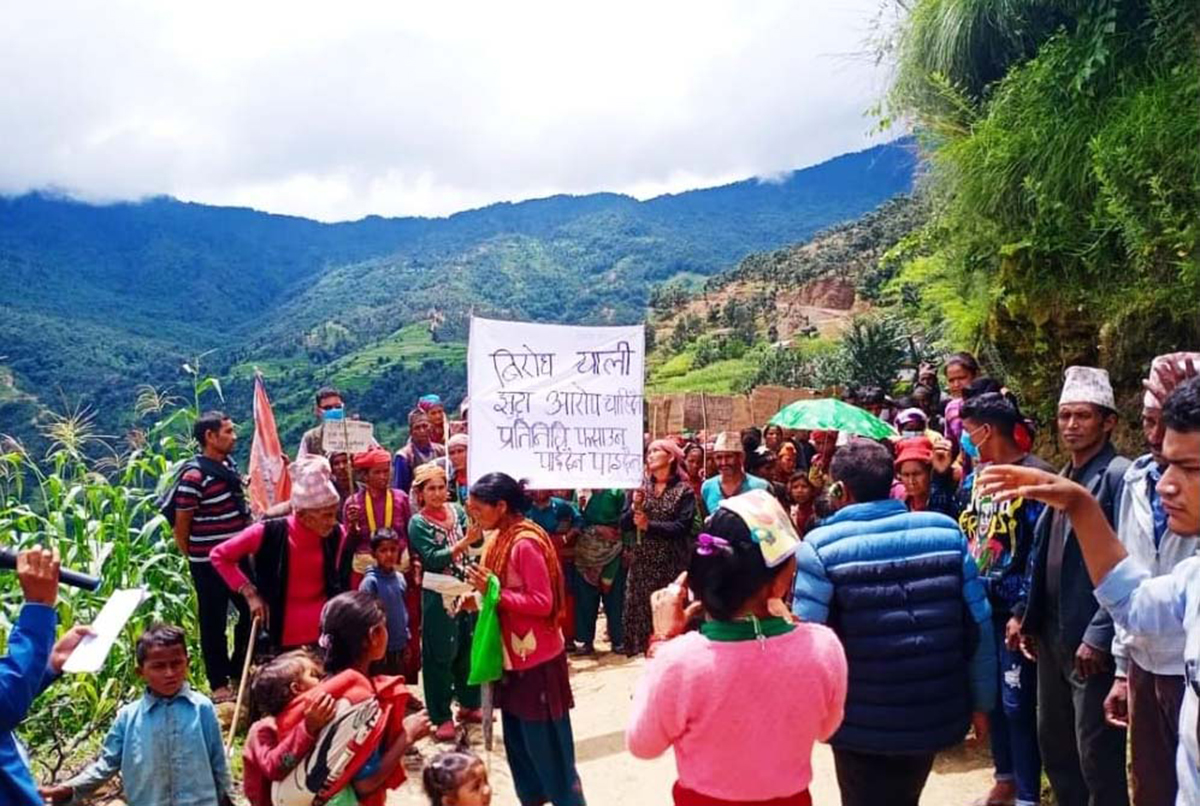 युवक कुट्ने वडाध्यक्ष पक्राउ परेपछि प्रदर्शनमा उत्रिए स्थानीय