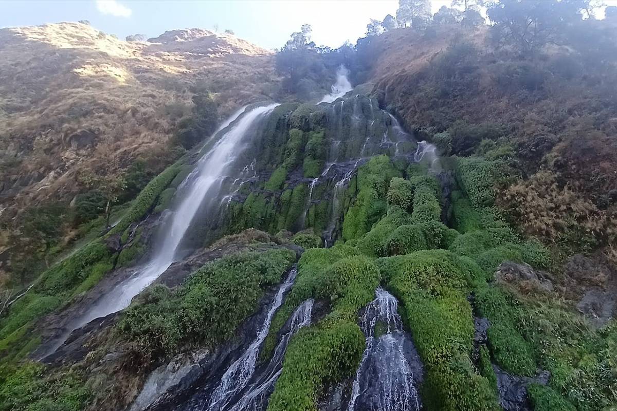 म्याग्दीको अन्नपूर्णस्थित नारच्याङ झरना