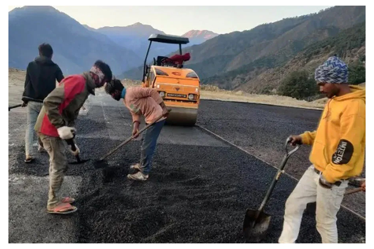 सुनथराली विमानस्थलमा कालोपत्रे गरिंदै