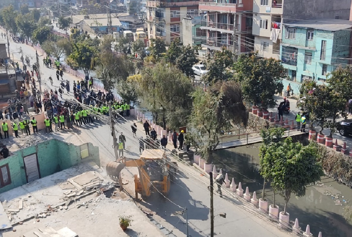 अतिक्रमित संरचना हटाउँदै काठमाडौं महानगर