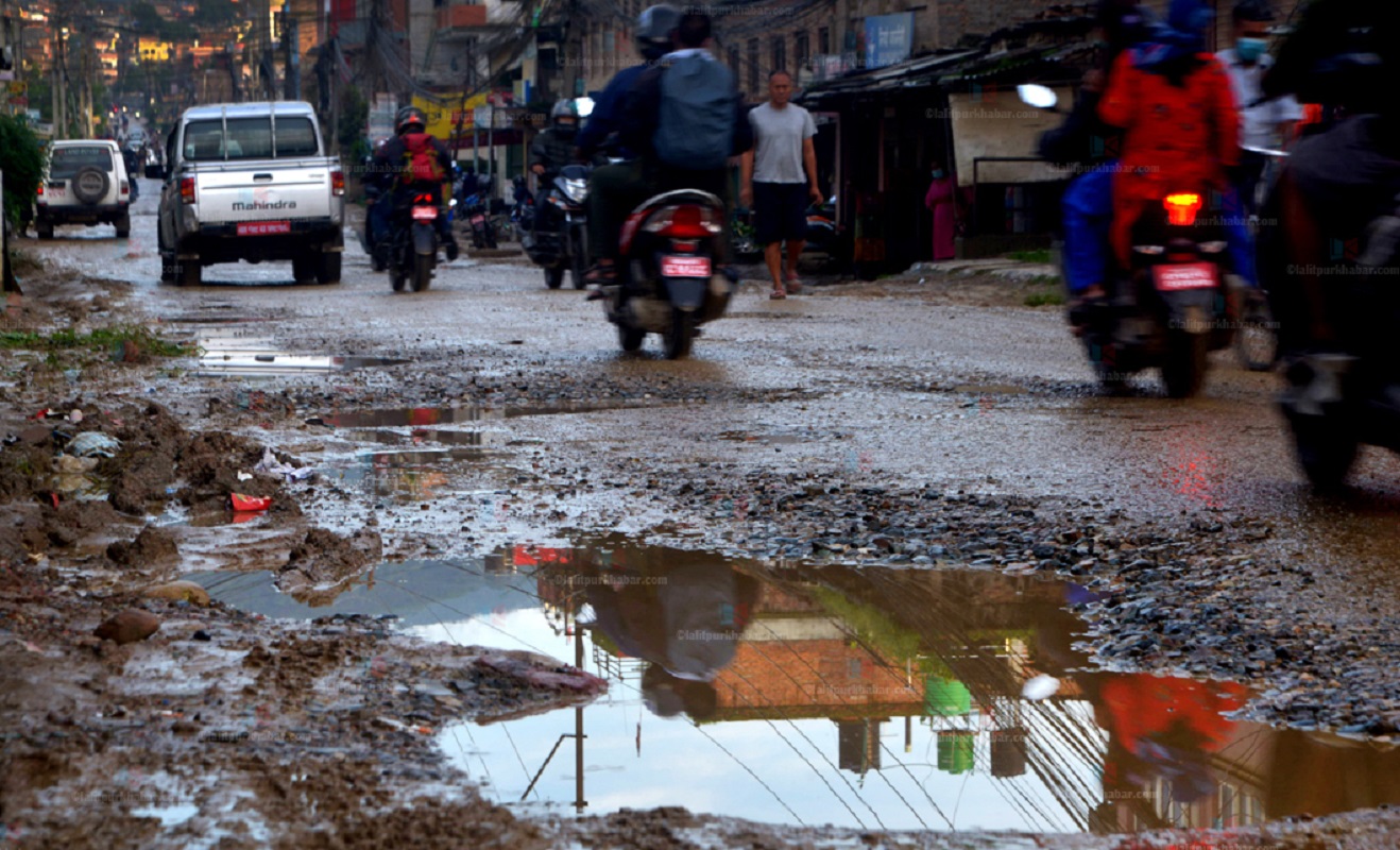 मेलम्चीको पानी बाँड्दा क्षतिग्रस्त भए उपत्यकाका सडक